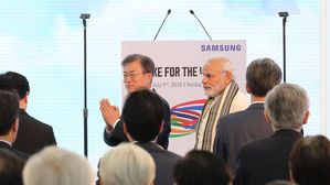 문 대통령, 인도 삼성공장 준공식 참석…"양국 상생협력 모델"