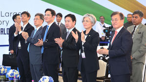 문 대통령 "한국서도 더 많은 일자리를"…이재용 "더 노력하겠다"