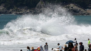 피서객 위협하는 동해안 '역파도'&hellip;실시간 감시시스템 강화