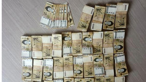 화장실 천장서 1억 7천만 원이…경찰 기지로 훔쳐 간 돈 찾아