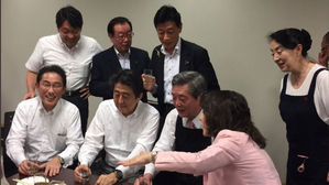 "최악 폭우에 점수 잃을라"…3연임 의식 아베 위기대응 '도마'