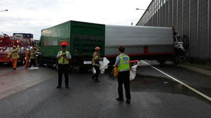 영동고속도로서 4.5t 트럭끼리 추돌…2명 부상