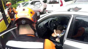 3세 남아 승용차 내부 갇혔다가 119 구조대에 구조