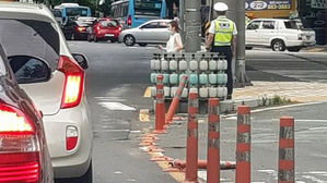 얌체 운전에 짓밟히는 시선 유도봉&hellip;혈세 낭비에 안전 위협까지