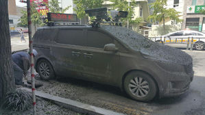 부산 공사장서 떨어진 시멘트에 주차 단속차량 날벼락