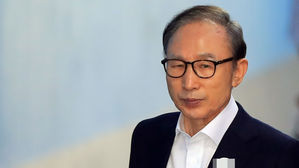 국정원 전 실장 "MB 독대해 특활비 상납 말렸으나 묵살"