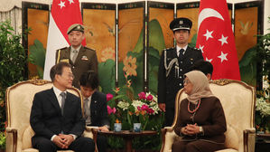 문 대통령, 싱가포르 대통령 면담…"4차산업혁명 협력 확대"