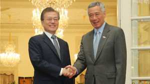 문 대통령 "경제·평화 목표 공동노력"…리센룽 "관계 격상 기대"