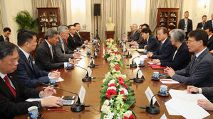 문 대통령, 리센룽 총리와 회담…"신 남방정책 기조하 관계 격상"