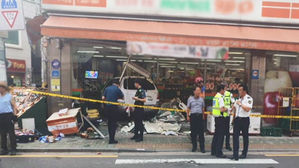 '마트로 SUV 돌진' 현장 난장판&hellip;길 걷던 2명 억울한 죽음