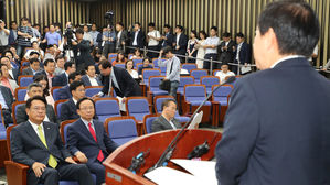 '난장판'된 한국당 의총&hellip;고성에 인신 공격성 발언 난무