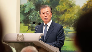 문 대통령, 오늘 '싱가포르 렉처'…순방 마치고 귀국