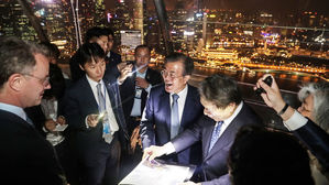 [슬라이드 포토] 싱가포르 야경과 함께…마리나 베이 샌즈 방문한 文