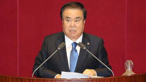 문 의장, '정치 콤비' 유인태에 국회 살림 맡긴다