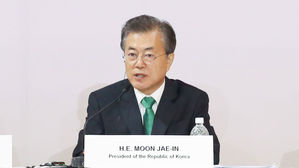 문 대통령 '싱가포르 렉쳐'에 6차례 박수…주요국 대사들도 경청