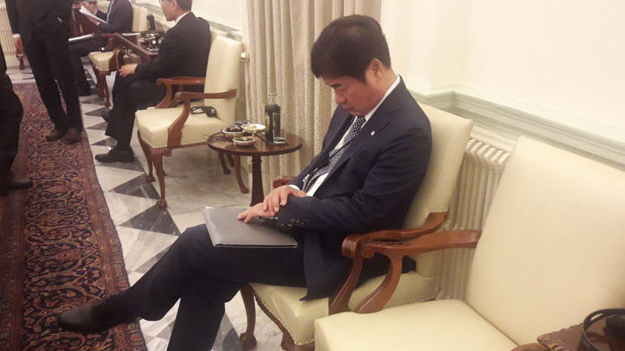 메인이미지  12 : 청와대가 13일 페이스북을 통해 문재인 대통령의 싱가포르 국빈방문 B컷을 공개했다. 청와대는 "인도부터 이어진 강행군에 정상회담장 밖 복도에서 잠시 눈을 붙이고 있는 조한기 1부속실장 포토 by 김종천 의전비서관"라고 밝혔다.