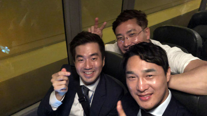 메인이미지  10 : 청와대는 "대통령의 국빈방문, 보이지 않는 곳에서 고생하는 분들이 있습니다. 국빈방문 일정이 순조롭게 진행되도록 불철주야 뛰어다니는 분들입니다. 현지 공관 직원들, 외교부 직원들, 관련 부처 직원들의 지원과 협력 덕분에 수행원들도, 대통령도 순방을 잘 마칠 수 있었습니다. 외교부 의전장실 3인방 조성욱 의전행사담당관, 최보선 외무사무관, 한상혁 외무행정관입니다. 수고많으셨습니다!"라고 밝혔다.