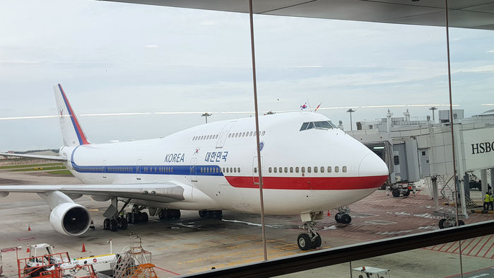 메인이미지  11 : 청와대가 13일 페이스북을 통해 문재인 대통령의 싱가포르 국빈방문 B컷을 공개했다. 청와대는 "싱가포르 창이 국제공항에 도착한 공군1호기, 비행기 머리 위에 태극기와 싱가포르 국기가 게양되어 있습니다."라고 밝혔다.