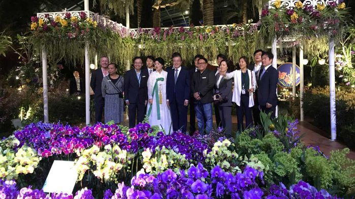 메인이미지  9 : 청와대가 13일 페이스북을 통해 문재인 대통령의 싱가포르 국빈방문 B컷을 공개했다. 청와대는 "싱가포르 국빈방문 마지막 밤, 공식 일정을 마친 문재인 대통령과 김정숙 여사가 수행원들과 마리나베이샌즈를 찾았습니다. 기념사진 찰칵!"라고 밝혔다.