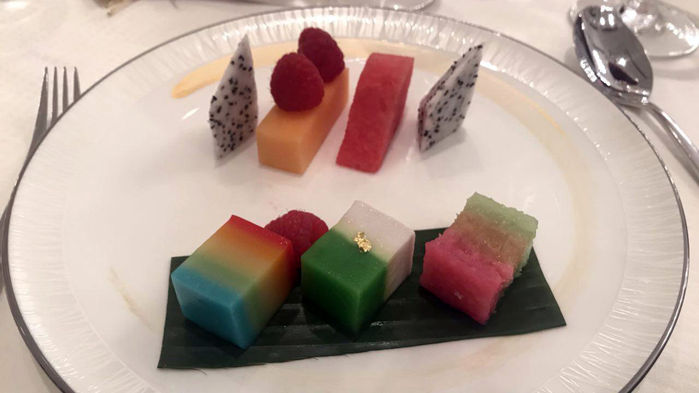 메인이미지  6 : 청와대가 13일 페이스북을 통해 문재인 대통령의 싱가포르 국빈방문 B컷을 공개했다. 청와대는 "할리마 야콥 대통령 부부가 주최한 싱가포르 국빈만찬 디저트입니다. 여러가지 다양한 색감이 아름답습니다. 포토 by 조한기 1부속실장"라고 밝혔다.