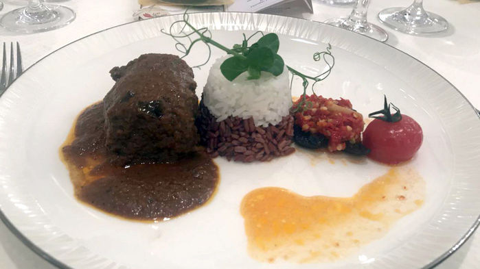 메인이미지  5 : 청와대가 13일 페이스북을 통해 문재인 대통령의 싱가포르 국빈방문 B컷을 공개했다. 청와대는 "할리마 야콥 대통령 부부가 주최한 국빈만찬 메인요리입니다. 포토 by 조한기 1부속실장"라고 밝혔다.