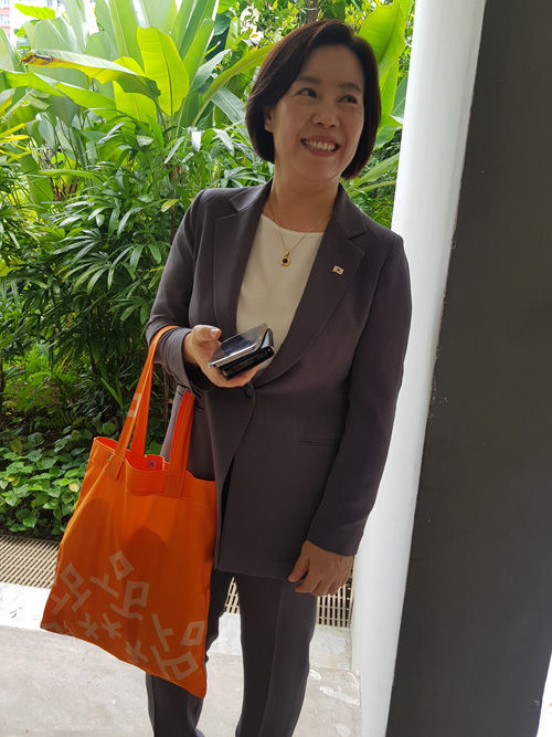 메인이미지  8 : 청와대가 13일 페이스북을 통해 문재인 대통령의 싱가포르 국빈방문 B컷을 공개했다. 청와대는 "평창 패럴림픽때 쓰인 현수막을 재활용해 만든 에코백을 들고 있는 유송화 2부속실장, 김정숙 여사도 애용 중인 그 에코백 맞습니다!"라고 밝혔다.