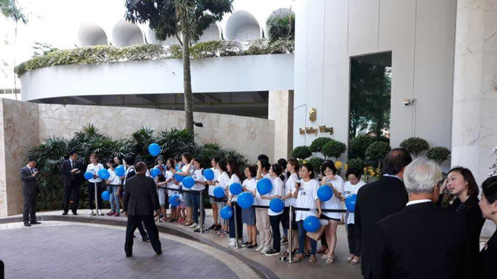 메인이미지  2 : 청와대는 "싱가포를 국빈 방문 기간 동안 문재인 대통령 부부가 묵는 숙소 앞에서 문재인 대통령을 기다리는 교민분들입니다. 단체티도 맞춰입고, 파란풍선까지 함께들고 계셔서 어느 단체에서 함께오셨나했는데, 사는 곳도 하는 일도 다른 분들이 인터넷으로 모여 여기까지 오셨다고 합니다. 늘 큰 힘 받고 갑니다. 고맙습니다."라고 밝혔다.