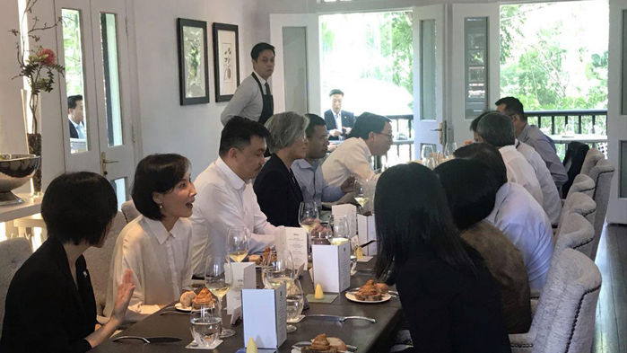 메인이미지  3 : 청와대가 13일 페이스북을 통해 문재인 대통령의 싱가포르 국빈방문 B컷을 공개했다. 청와대는 "싱가포르 보타닉가든에서 문재인 대통령 부부와 리센룽 총리 부부와 오찬이 있었는데요, 수행원들도 그 옆방에서 식사를 함께했습니다. 포토 by 조한기 1부속실장"라고 밝혔다.