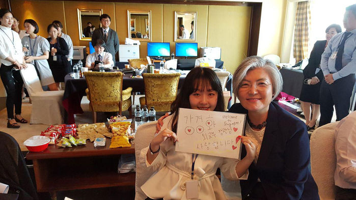 메인이미지  4 : 청와대가 13일 페이스북을 통해 문재인 대통령의 싱가포르 국빈방문 B컷을 공개했다. 청와대는 "싱가포르 국빈방문 대한민국 프레스 센터 지원요원으로 수고하고 있는 김현지 학생으로부터 사랑고백을 받은 강경화 외교부 장관. 포토 by 이욱헌 외교부 의전장"라고 밝혔다.