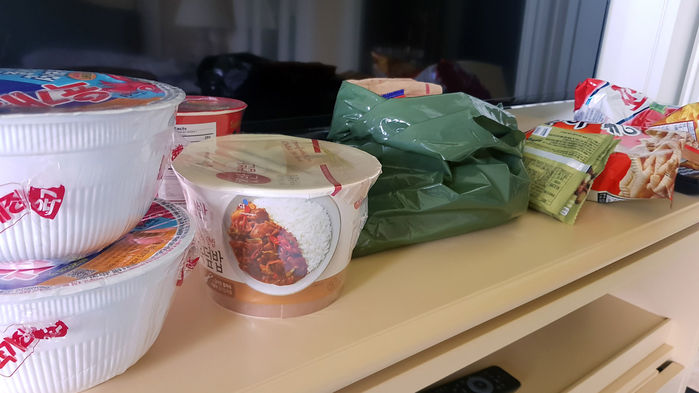 메인이미지  1 : 청와대가 13일 페이스북을 통해 문재인 대통령의 싱가포르 국빈방문 B컷을 공개했다. 청와대는 "긴 순방 일정동안 심리적 위로를 선사하는 비상식량입니다. 숙소 테이블에 쭉 전시해놓고 보는것만으로도 효과가 탁월합니다. 외국에서 만나는 컵라면은 '사랑'입니다."라고 밝혔다.