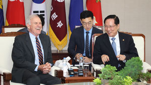 송영무 국방, 美 해군성 장관 면담&hellip;비핵화&middot;평화정착 논의