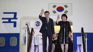 문 대통령, 인도·싱가포르 순방 마치고 귀국…국정상황 점검