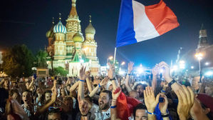 [슬라이드 포토] '우승이다, 우승이야!'&hellip;프랑스는 지금 열광의 도가니!