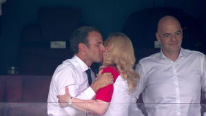 프랑스-크로아티아 대통령, 경기 종료 직후 '우정의 볼키스'