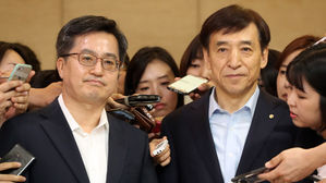 김동연-이주열, "무역분쟁&middot;최저임금 등 논의했다"