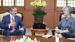 해리스 美 대사, 강외교 예방&hellip;"한국인들 팔 벌려 환영해줘"