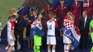 [뉴스pick] "푸틴은 비 맞는 걸 싫어해?"…폭우 속에 혼자 우산 쓴 푸틴 비매너 '논란'