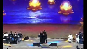 사우디서 무대 난입해 남가수 포옹한 여성 성범죄 처벌