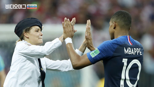 '월드컵 결승전'에 뛰어든 의문의 관중…이들의 정체는?