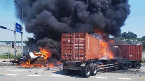 [제보컷] 부산 신항만서 트레일러 3대 충돌 후 화재&hellip;3명 사상