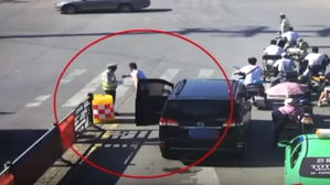 [영상pick] 도로 위 갑자기 차에서 내린 운전자의 감동적인 행동