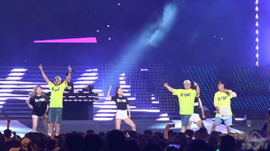 [스브스타] '악동' DJ DOC가 무대 위에서 국회의원 앞에 두고 한 말