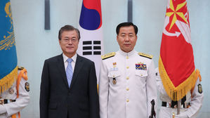 문 대통령, 심승섭 해군총장 보직신고받아…삼정검에 수치 달아줘
