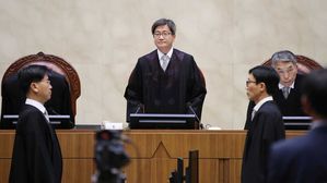 부친상 중에 법정 찾은 김명수 대법원장&hellip;"개인사보다 재판 우선"