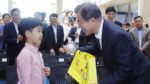 문 대통령 "도대체 누굴 위한 규제인가"&hellip;당뇨환자 사연에 '분통'