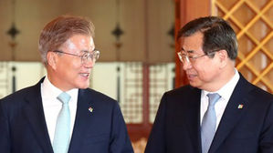 문 대통령, 국정원 첫 업무보고…靑 "흔들림 없는 본연 업무 당부"