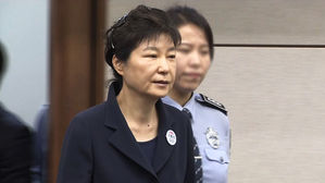 박근혜 '국정원 특활비' 오늘 1심 선고…TV 생중계 예정