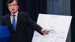 靑 "계엄문건, 광화문·여의도에 탱크…국회 국정원 언론 통제"