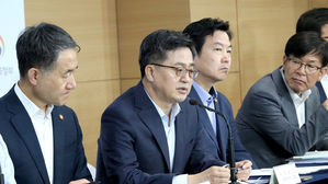 김동연 "최저임금 인상 감당할 수 있게"…내달 대책발표