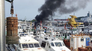 인천 연안부두 정박 중인 어선서 불…16분 만에 진화